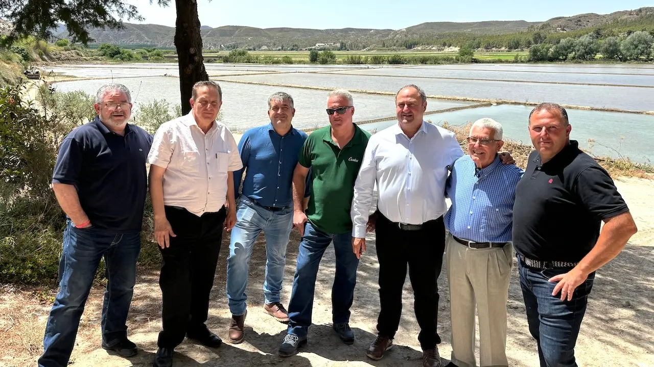 El consejero de Agricultura, Ganadería y Desarrollo Rural de Castilla-La Mancha, Julián Martínez Lizán, durante la visita a los arrozales de Las Minas (Albacete)