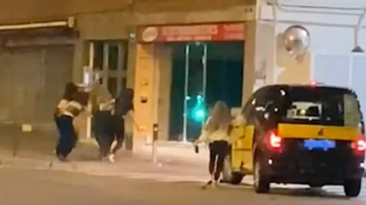 VIDEO. 4 chicas agreden brutalmente a golpes a un taxista y le destrozan el taxi