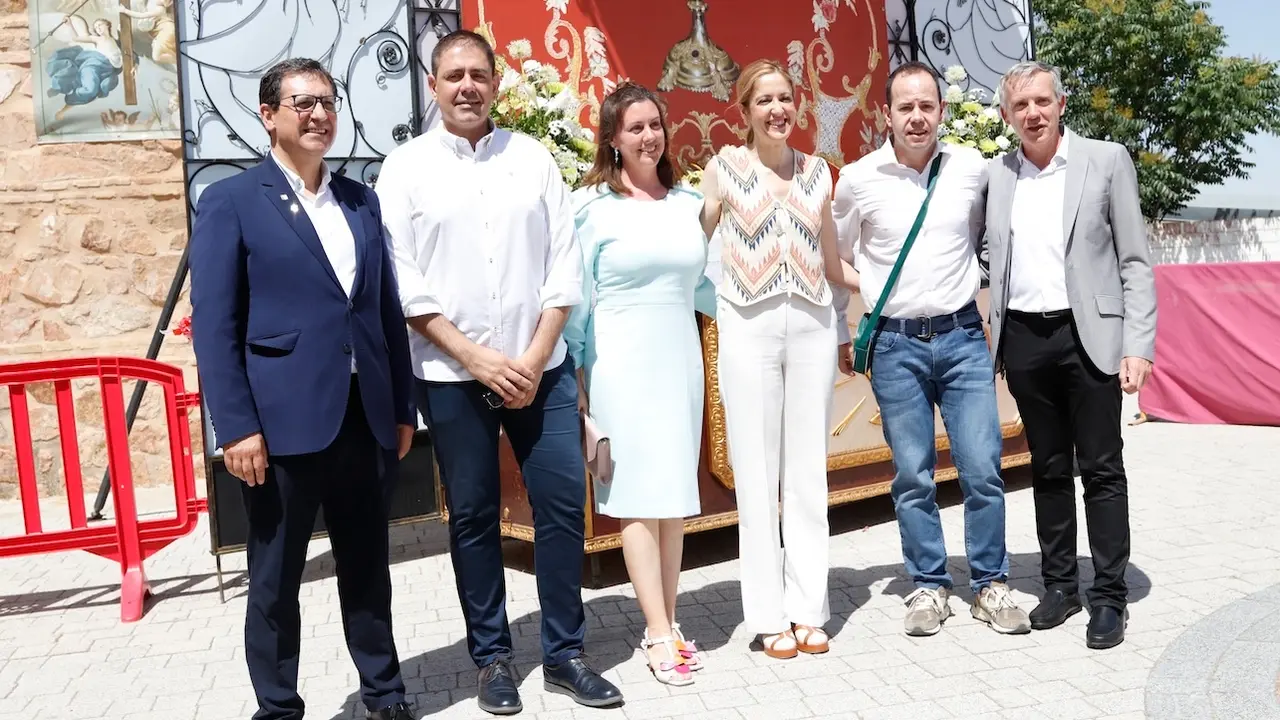 La candidata a la reelección al Parlamento Europeo y vicesecretaria general del PSOE de Castilla-La Mancha, Cristina Maestre, ha asistido a la celebración de la festividad del Corpus Christi de Camuñas (Toledo)