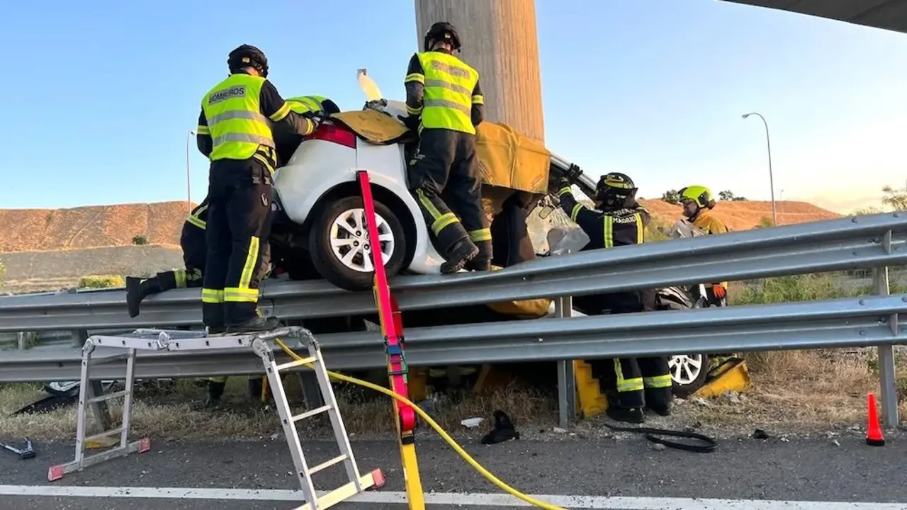 Muere un hombre al chocar el coche que conducía contra el pilar de un puente, accidente de tráfico, salida de vía, salirse de la vía, choque, colisión