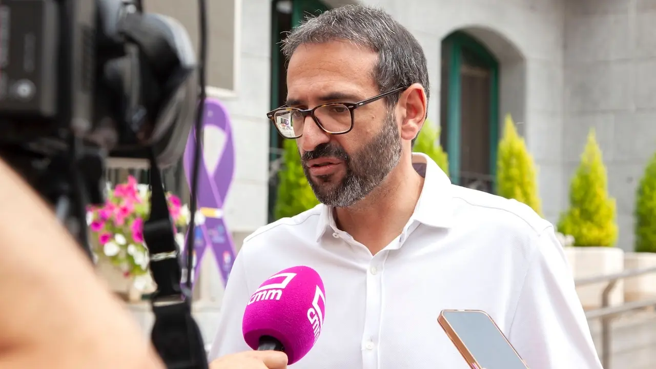 El secretario de Organización del PSOE de Castilla-La Mancha y diputado nacional, Sergio Gutiérrez, atendiendo a los medios de comunicación en Calzada de Calatrava (Ciudad Real)