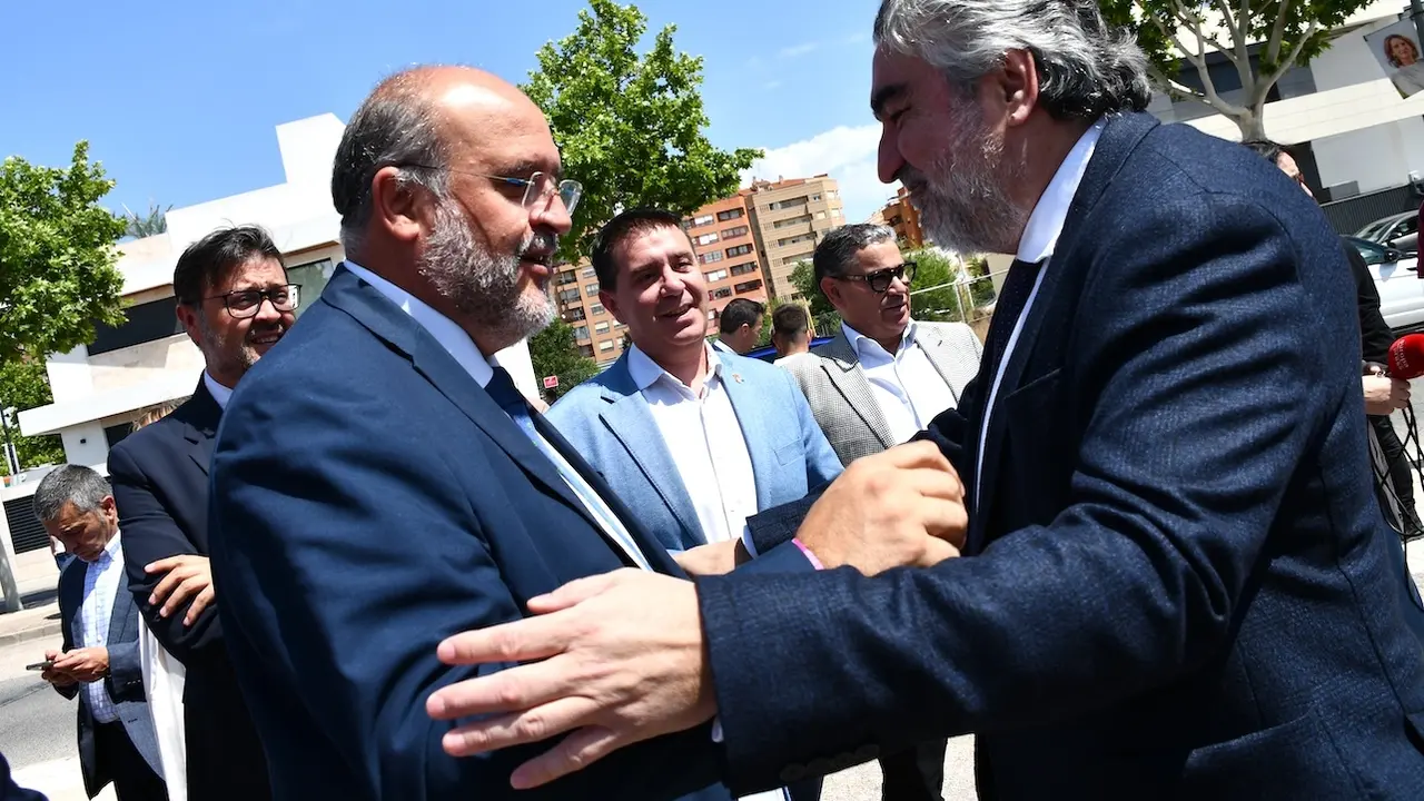 El vicepresidente primero del Gobierno de Castilla-La Mancha, José Luis Martínez Guijarro (i), saluda al presidente del Consejo Superior de Deportes, José Manuel Rodríguez Uribes (d), este lunes en Albacete
