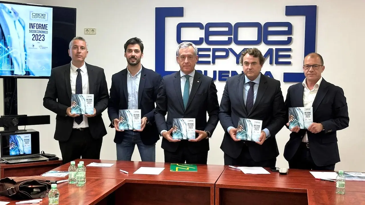 El presidente de la CEOE-Cepyme Cuenca, David Peña; el presidente de Eurocaja Rural, Javier López, y el diputado provincial de Emprendimiento y Reto Demográfico, Francisco Javier Cebrián, en la presentación del informe económico 2023