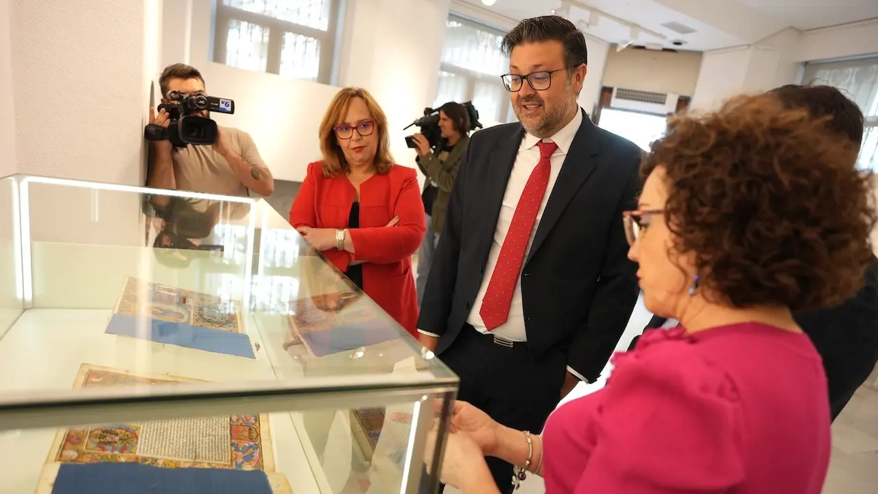 El consejero de Educación, Cultura y Deportes de Castilla-La Mancha, Amador Pastor, durante la visita que ha realizado al Archivo Provincial de Albacete