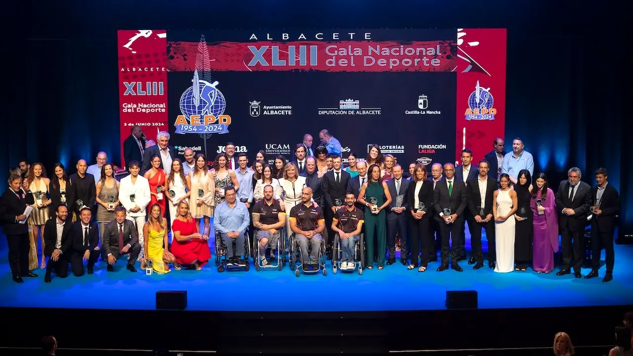 Foto de familia con los premiados y la ministra de Educación y Formación Profesional Pilar Alegría, en la XLIII Gala Nacional del Deporte, este lunes en Albacete - EFE/ Manu