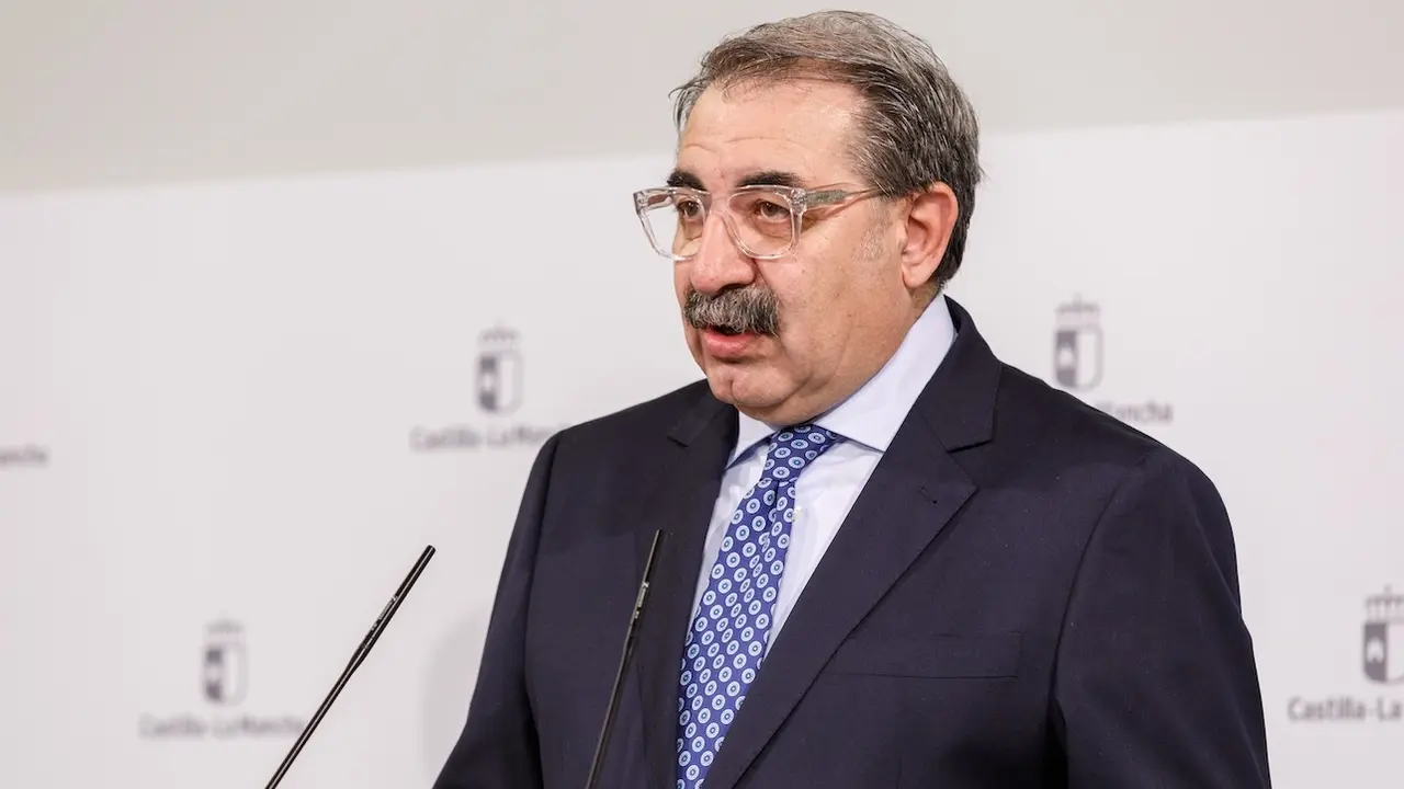 El consejero de Sanidad de Castilla-La Mancha, Jesús Fernández Sanz, ha informado en rueda de prensa de asuntos de su departamento abordados en el Consejo de Gobierno