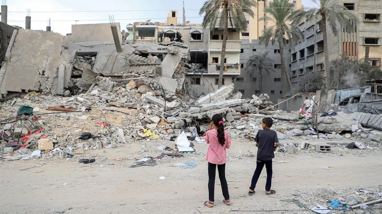 Varios niños ante un edificio derrumbado en Jan Yunis, en el sur de Gaza - Rizek Abdeljawad/Xinhua News/Contactophoto