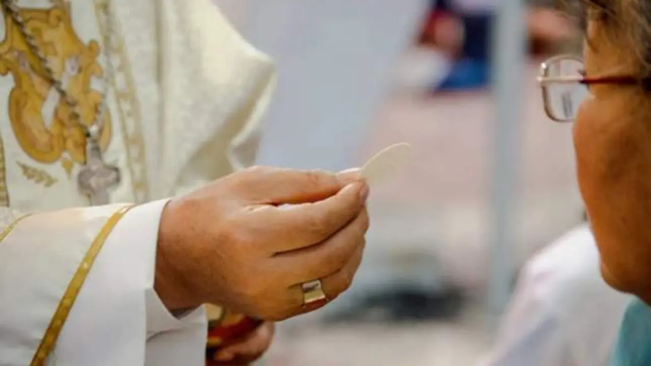 Un sacerdote muerde la mano a una mujer tras ir a comulgar sin haberse confesado