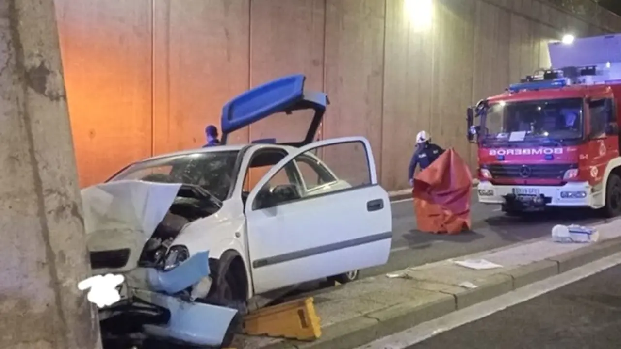 Muere una mujer tras chocar el coche que conducía contra un pilar de un túnel