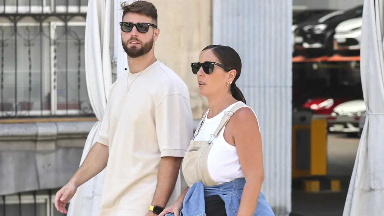 En la imagen Anabel Pantoja junto a su novio David Rodríguez caminando por una calle