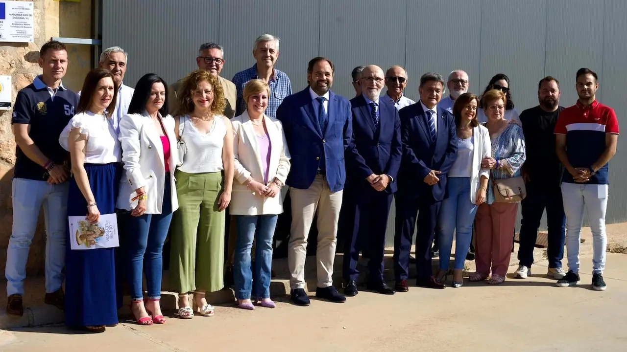 El presidente del PP de Castilla-La Mancha, Paco Núñez, durante la visita que ha realizado a la fábrica de quesos ‘Ojos del Guadiana’ de Daimiel (Ciudad Real)
