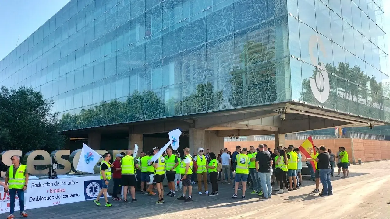 USO y Uptes piden al Sescam su implicación "directa" para negociar un nuevo convenio que mejore jornada y sueldo. En la imagen trabajadores del transporte sanitario concentrados frente a la sede del Sescam