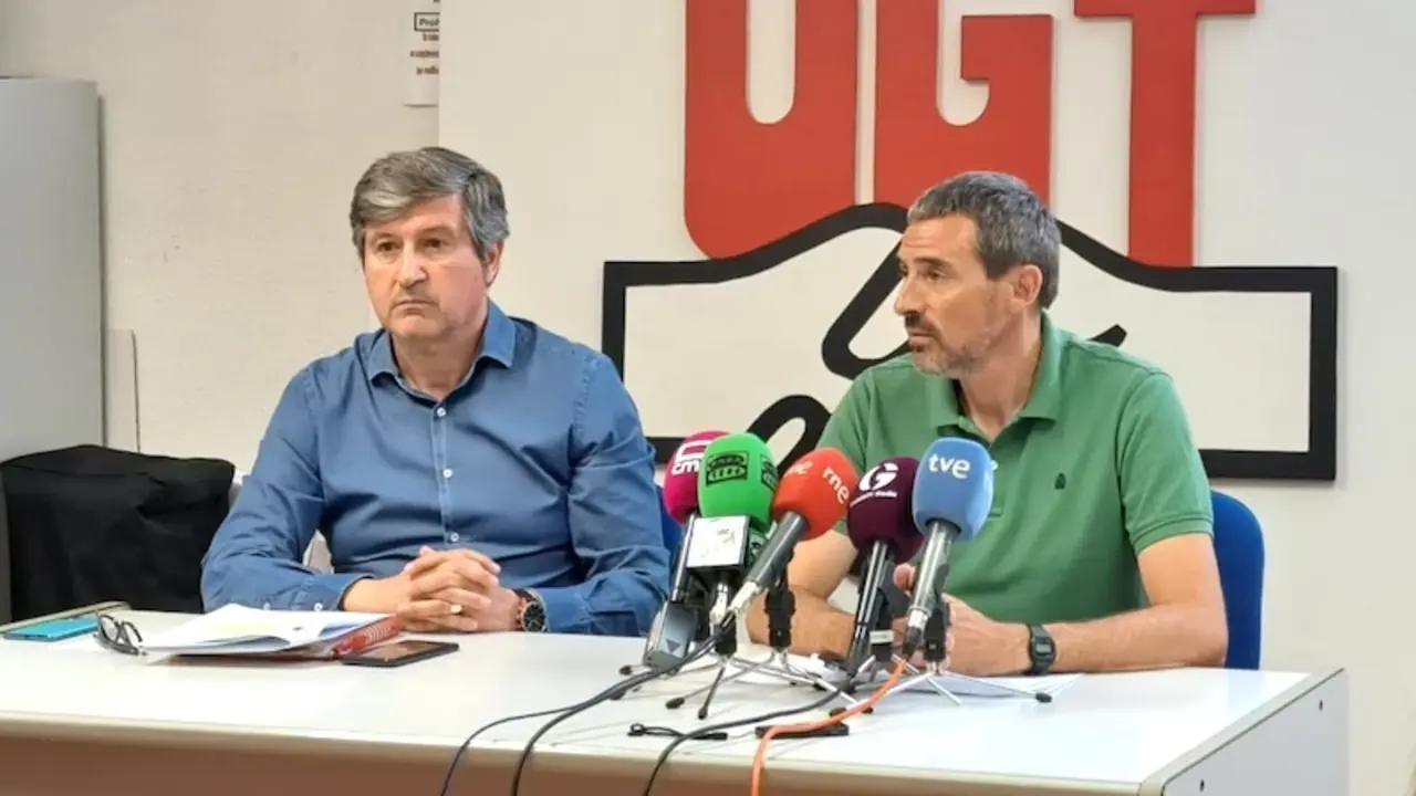 El responsable de Carreteras y Logística de FeSMC-UGT CLM, Alfredo Ávila, y el responsable de Limpieza de FeSMC-UGT CLM, Félix Frutos
