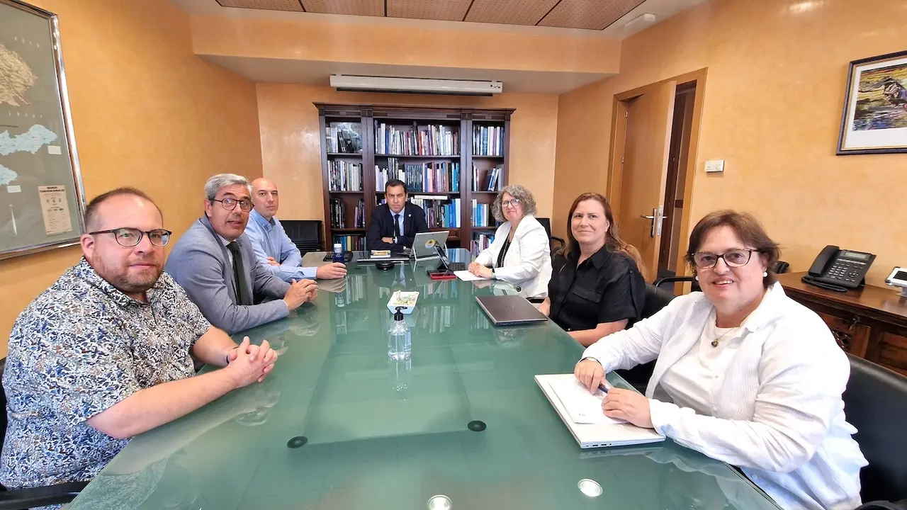La consejera de Desarrollo Sostenible, Mercedes Gómez, durante la reunión con el presidente de la Confederación Hidrográfica del Tajo (CHT), Antonio Yáñez