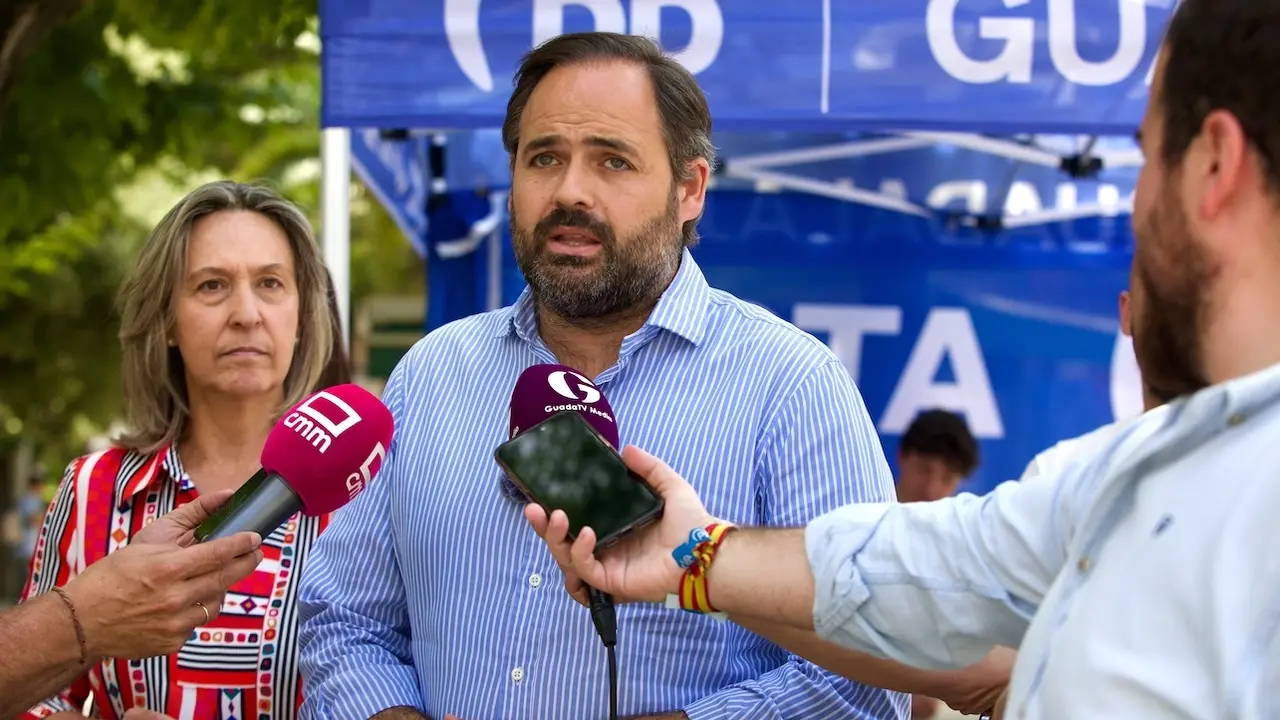El presidente del PP de Castilla-La Mancha, Paco Núñez, atendiendo a los medios de comunicación este jueves en Guadalajara
