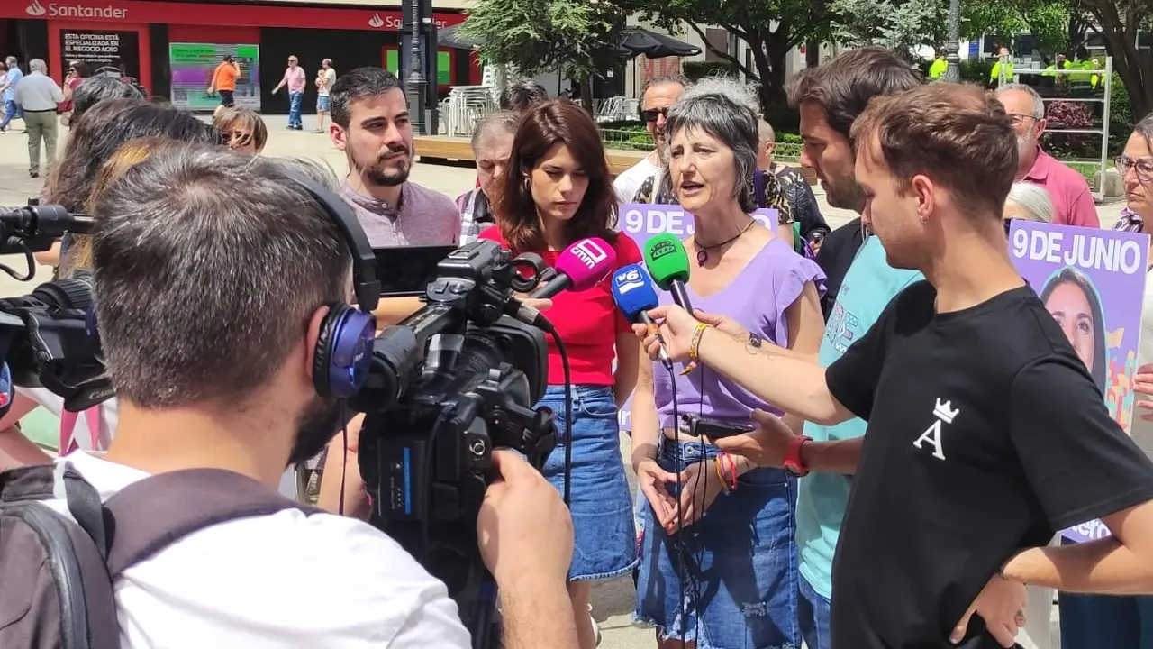Las candidatas de Podemos a las elecciones al Parlamento Europeo Isa Serra y Carmen Fajardo atendiendo a los medios este jueves en Albacete