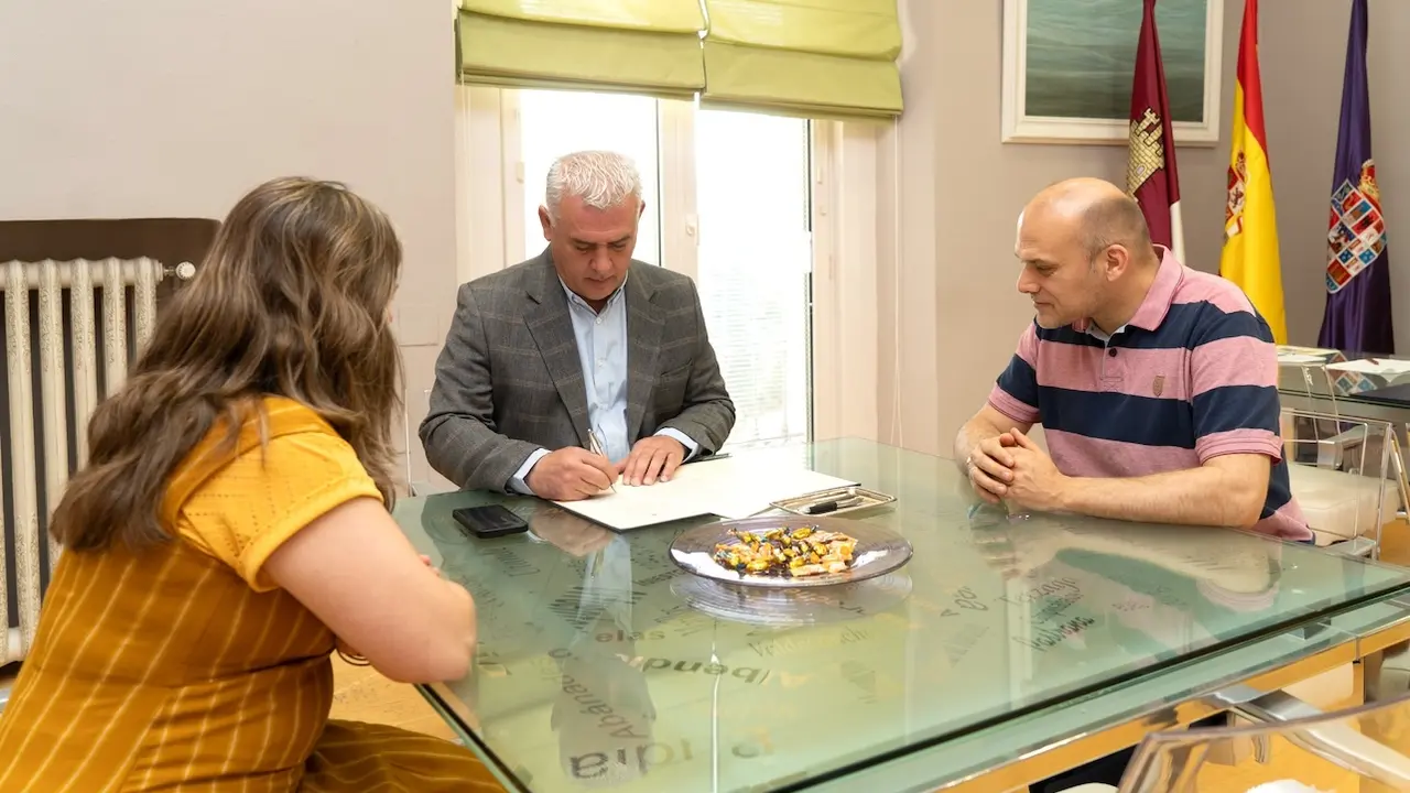 El presidente de la Diputación de Guadalajara, José Luis Vega, firma los convenios con Cruz Roja Española y Cáritas Diocesana