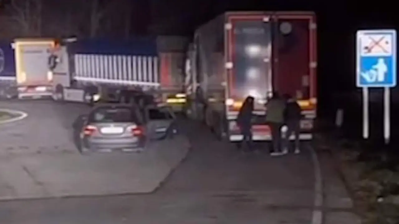 VIDEO. Coches BMW robados y extintores para no ser pillados: así asaltan a camioneros