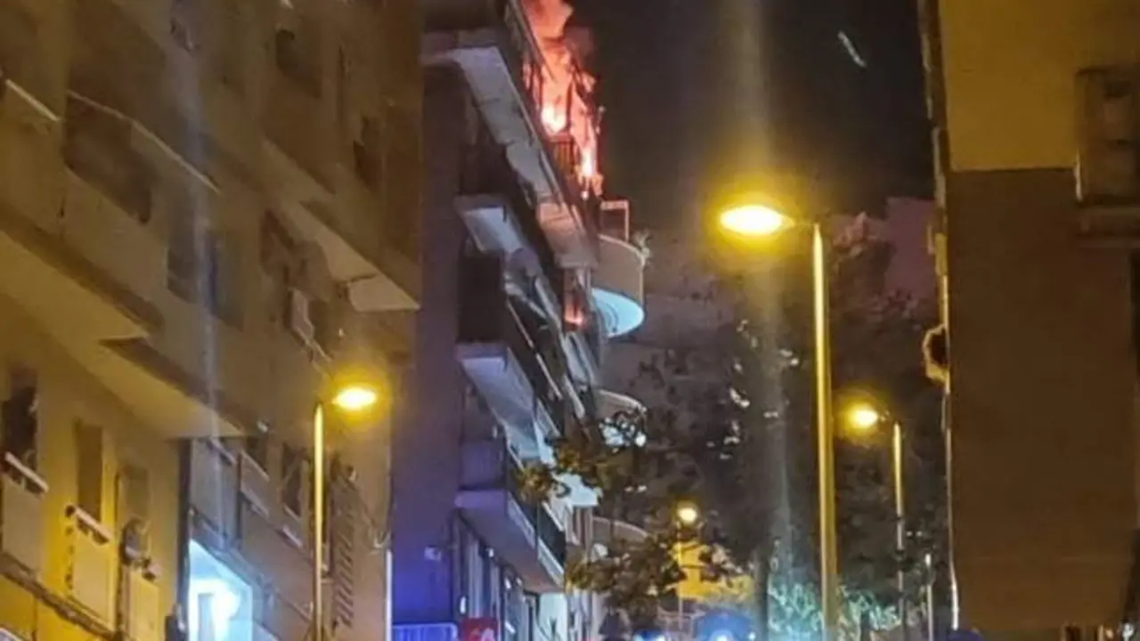VIDEO. Muere un hombre atrapado entre las llamas del incendio originado en su piso