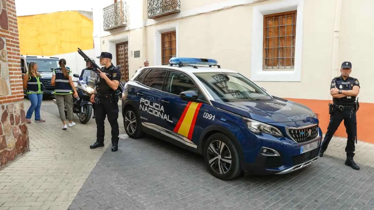 Agentes de la Policía Nacional custodian este viernes la entrada al juzgado de Illescas (Toledo) donde han sido llamados a declarar dos de los supuestos autores del asesinato a tiros en Madrid de Borja Villacís - EFE/ Ismael Herrero