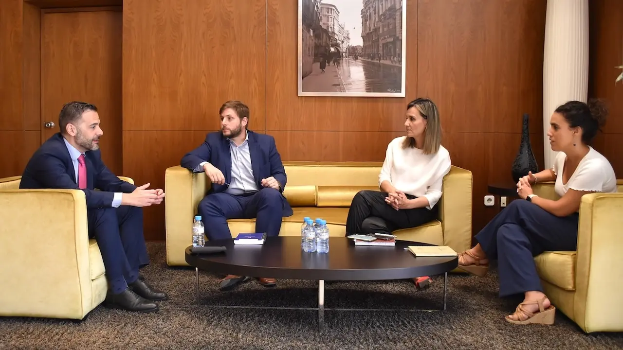 El consejero de Fomento, Nacho Hernando, se ha reunido con el nuevo presidente de la Federación de Empresas Constructoras de Castilla-La Mancha (FERECO), Manuel Carmona