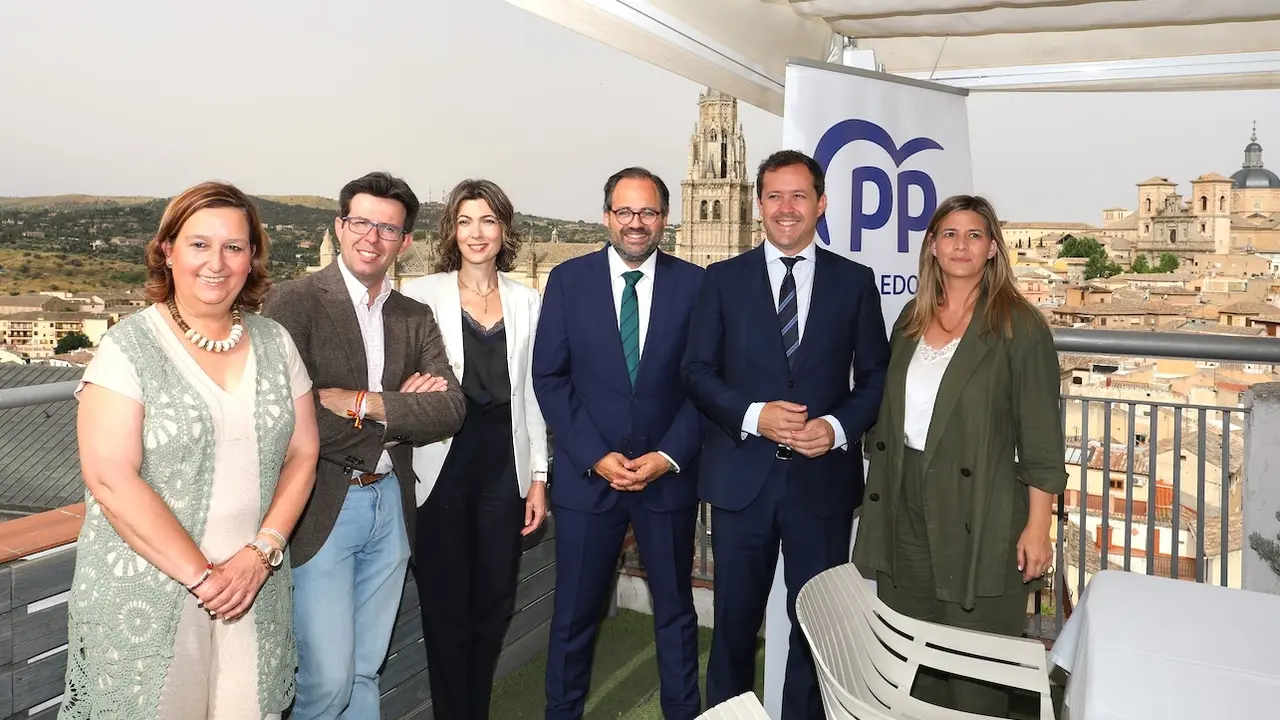 El presidente del PP de Castilla-La Mancha, Paco Núñez, durante el desayuno informativo que ha celebrado el PP de Toledo en el último día de campaña