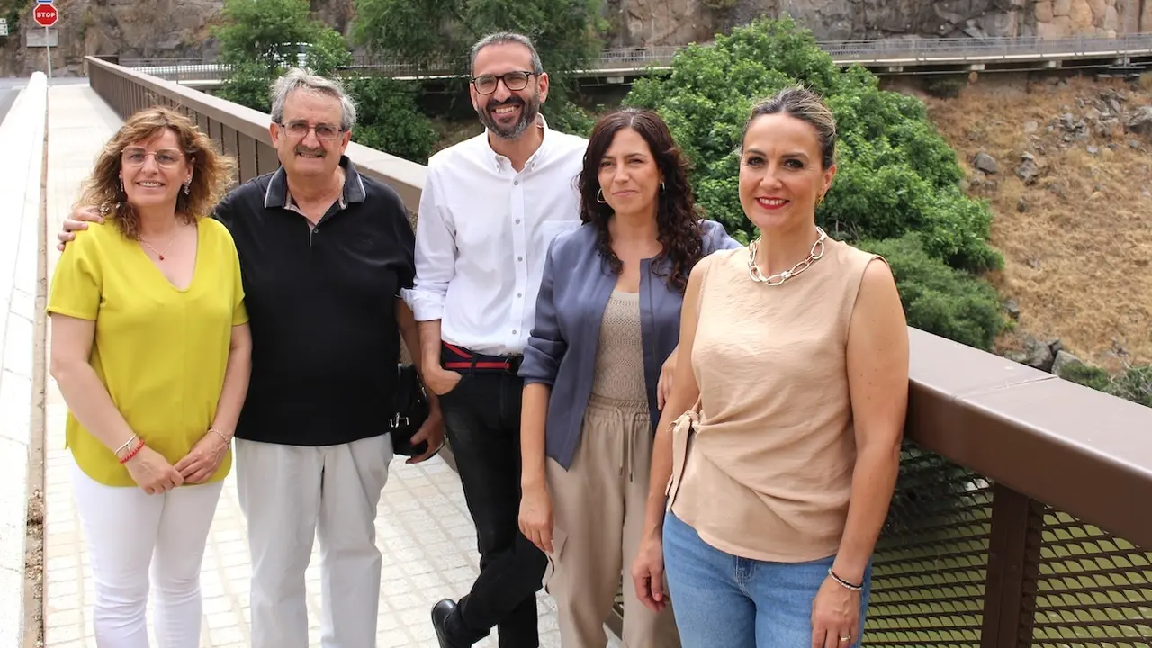 El secretario de Organización del PSOE de Castilla-La Mancha y diputado nacional, Sergio Gutiérrez, y la portavoz del grupo municipal socialista en el Ayuntamiento de Toledo, Noelia de la Cruz, han visitado la nueva pasarela peatonal del puente nuevo de Alcántara