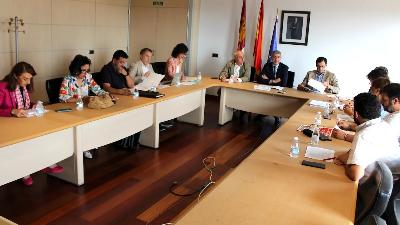 El delegado de la Junta en Toledo, Álvaro Gutiérrez, ha presidido la reunión del Plan Especial de Empleo de Zonas Rurales Deprimidas