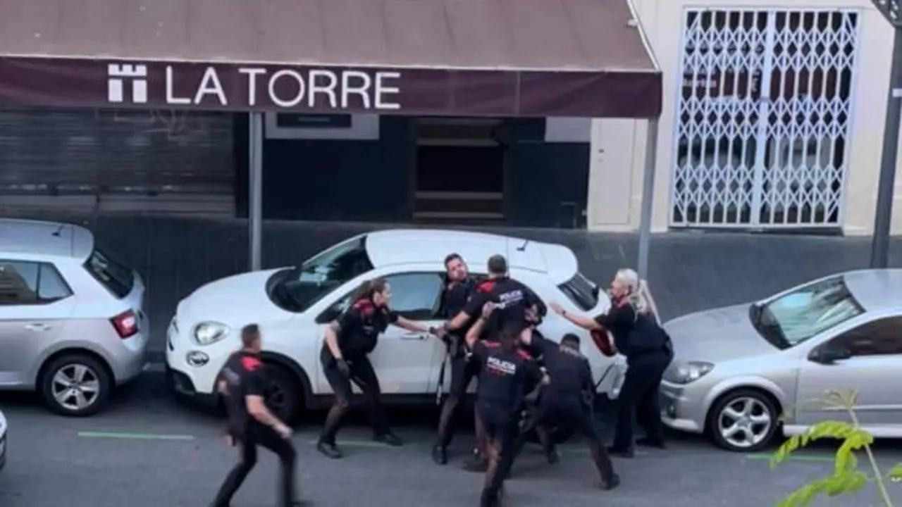 VIDEO. Apalea a un hombre con un bate de béisbol y ataca a los policías al detenerlo
