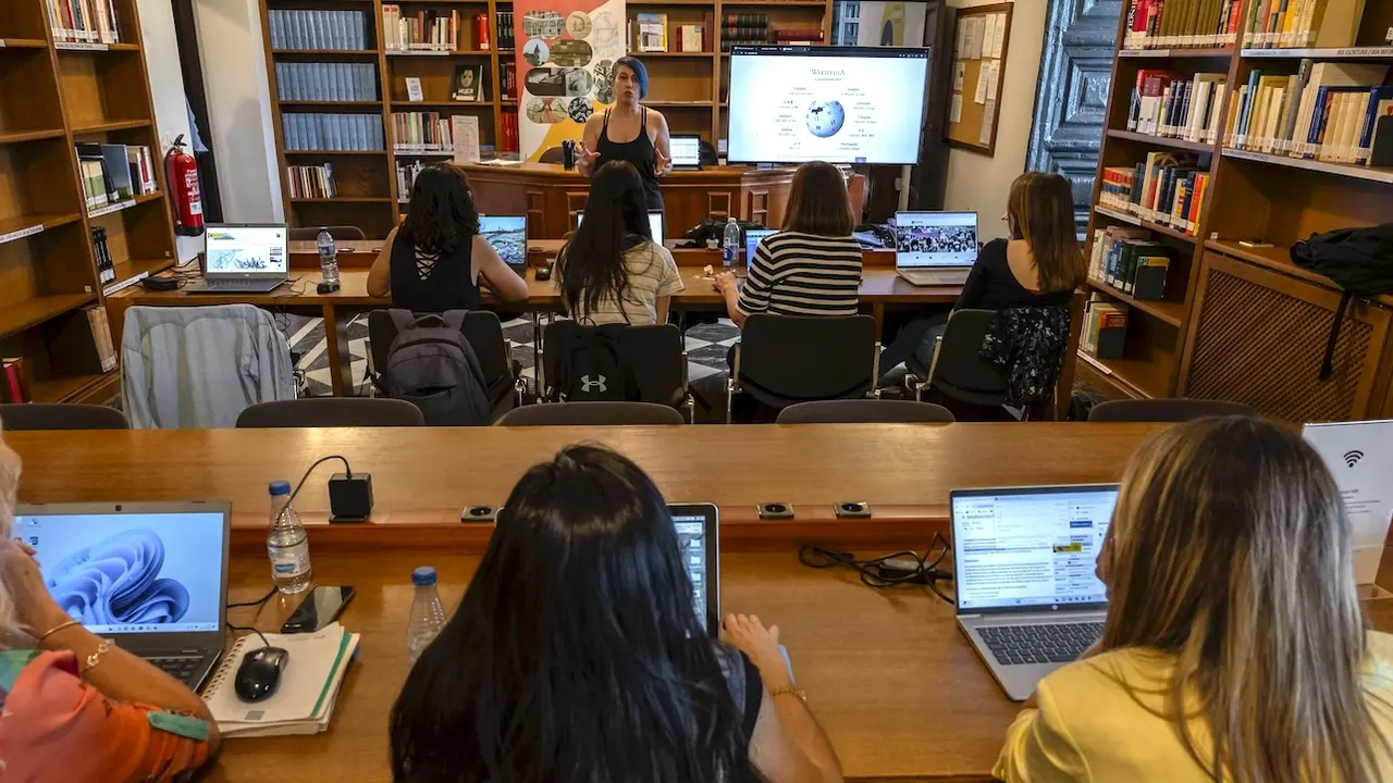 El Archivo Histórico de la Nobleza ha acogido este sábado una 'editatona', una maratón de edición para crear contenido en Wikipedia con perspectiva de género, es decir, sobre mujeres de las que no hay rastro o es muy escaso: en esta ocasión se ha centrado en una decena de mujeres de la nobleza - EFE/Ángeles Visdómine