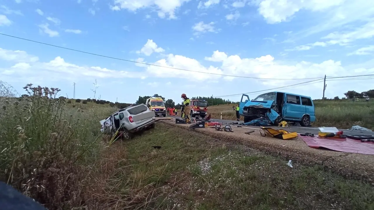 Un muerto y un herido en una colisión frontal entre un turismo y una furgoneta, accidente de tráfico, choque, colisión