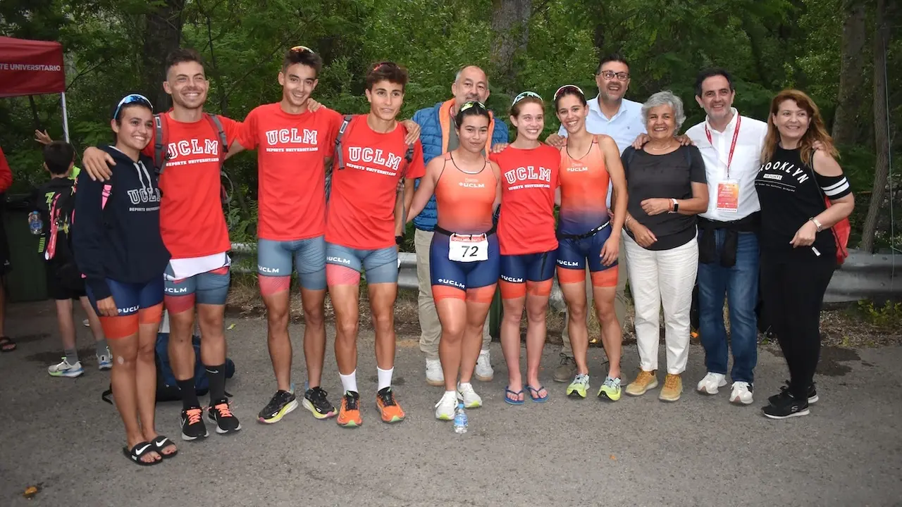 El consejero de Educación, Cultura y Deportes, Amador Pastor, durante el Campeonato Universitario de Triatlón que se ha celebrado en la playa artificial de Cuenca