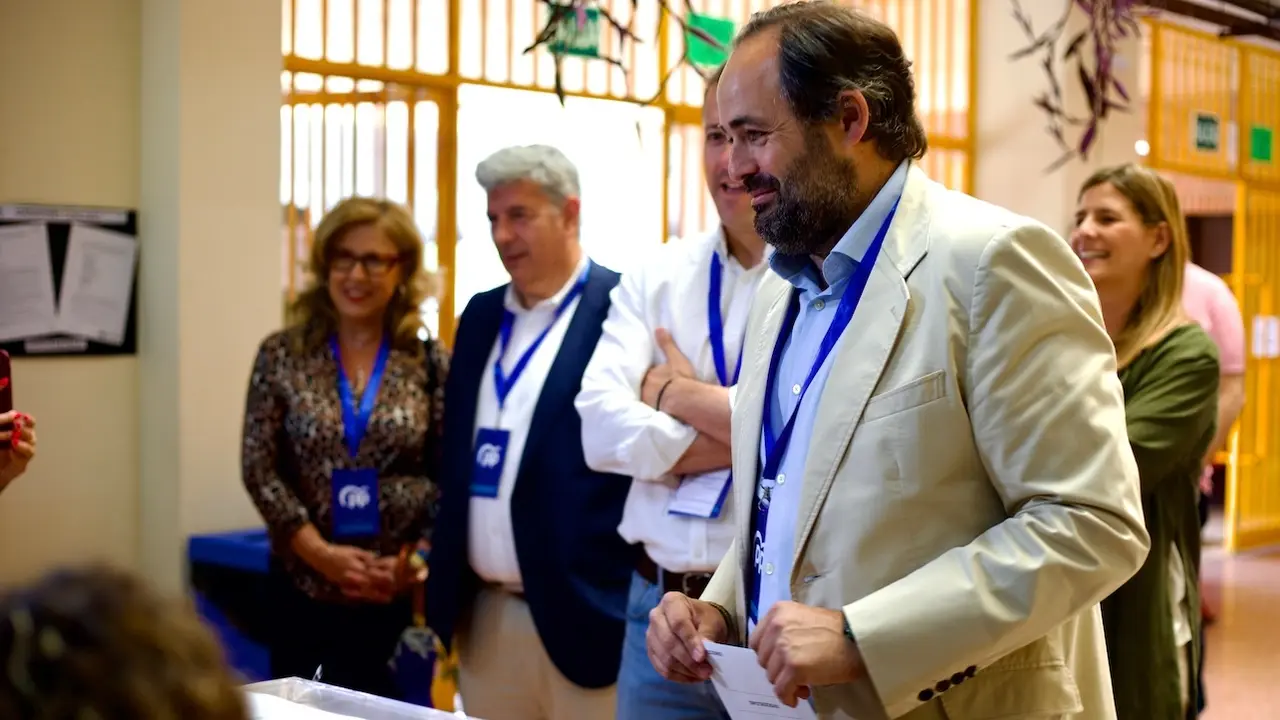 El presidente del PP de Castilla-La Mancha, Paco Núñez, ejerciendo su derecho al voto en las elecciones europeas este domingo en Toledo