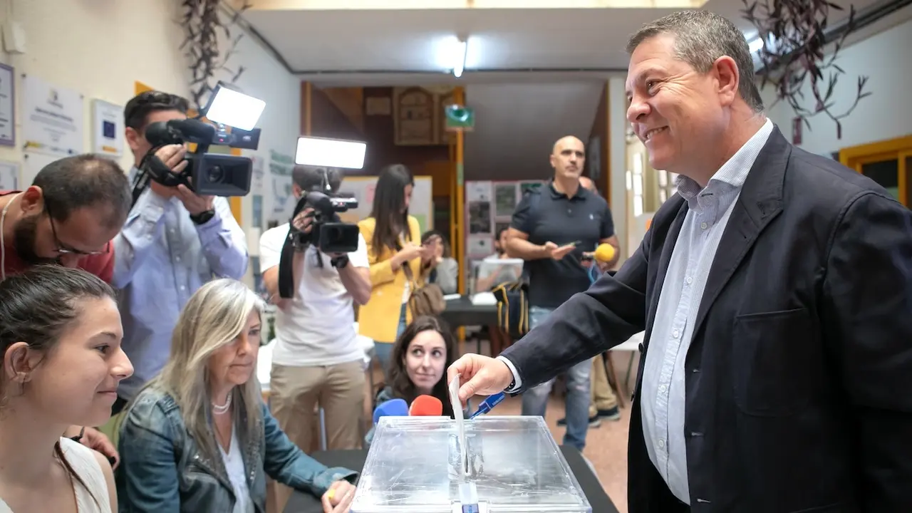 El presidente de Castilla-La Mancha y secretario regional del PSOE, Emiliano García-Page, ejerciendo su derecho al voto en las elecciones europeas este domingo en Toledo