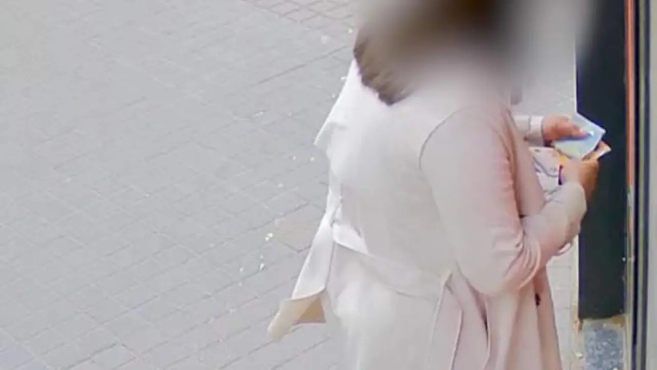 VIDEO. Engaña a la abuela que cuida y le roba las tarjetas y más de 60.000 euros