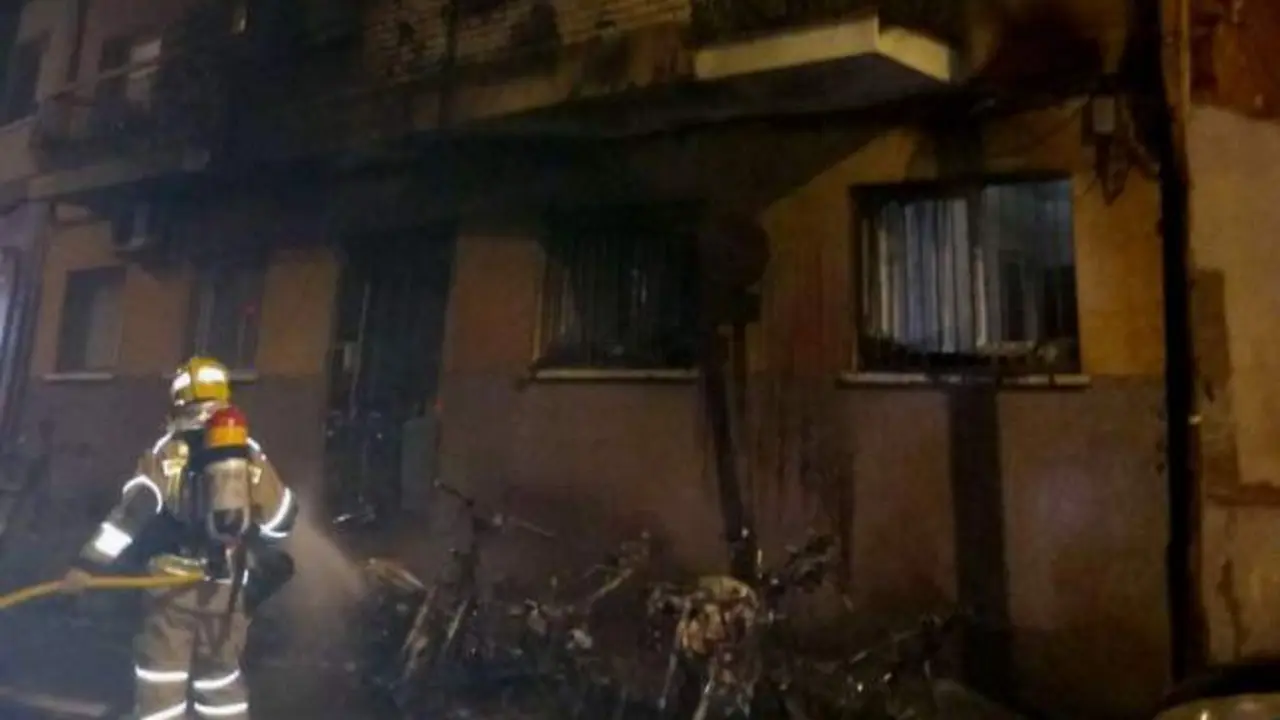 El pueblo en llamas: incendios provocados en minutos queman fachadas y 20 coches