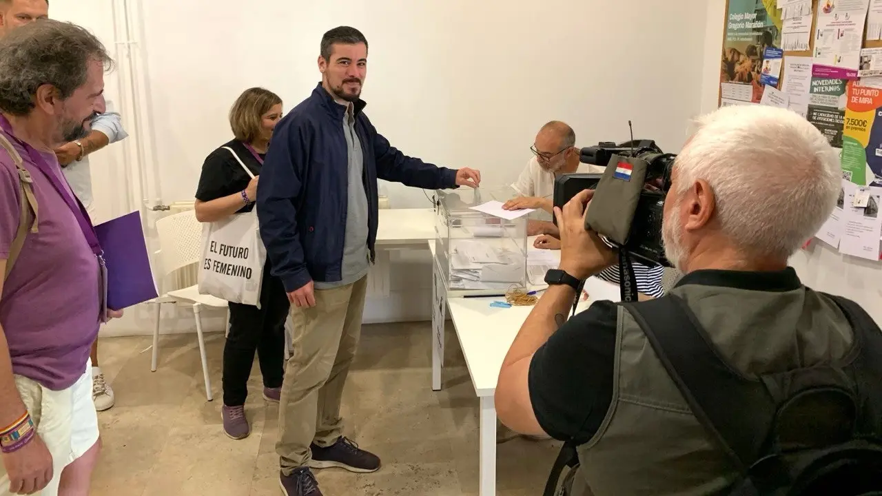 El coordinador autonómico de Podemos Castilla-La Mancha y candidato al Parlamento Europeo, José Luis García Gascón, ejerciendo su derecho al voto en las elecciones europeas este domingo en Toledo