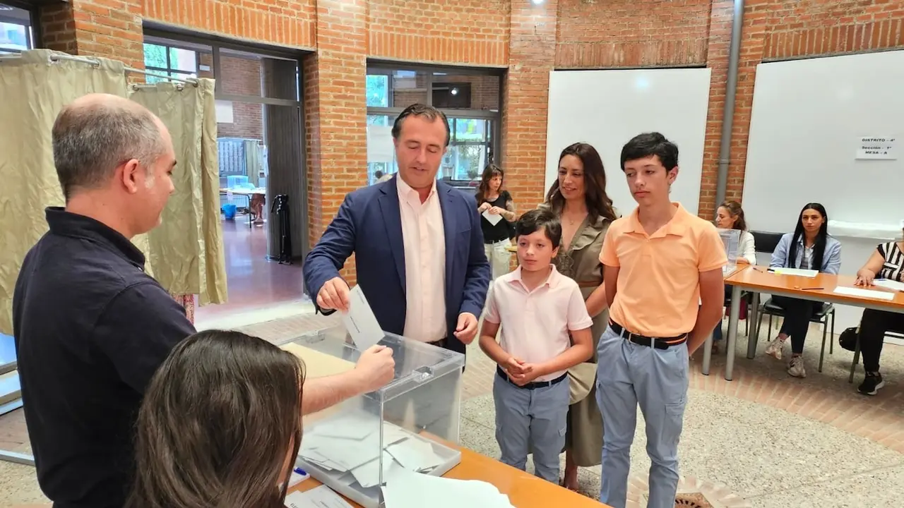 El presidente regional de Vox en Castilla-La Mancha, David Moreno, ejerciendo su derecho al voto en las elecciones europeas este domingo en Talavera de la Reina (Toledo)
