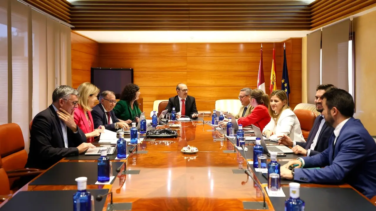 En la imagen un instante de la reunión de la Junta de Portavoces y Mesa de las Cortes de Castilla-La Mancha