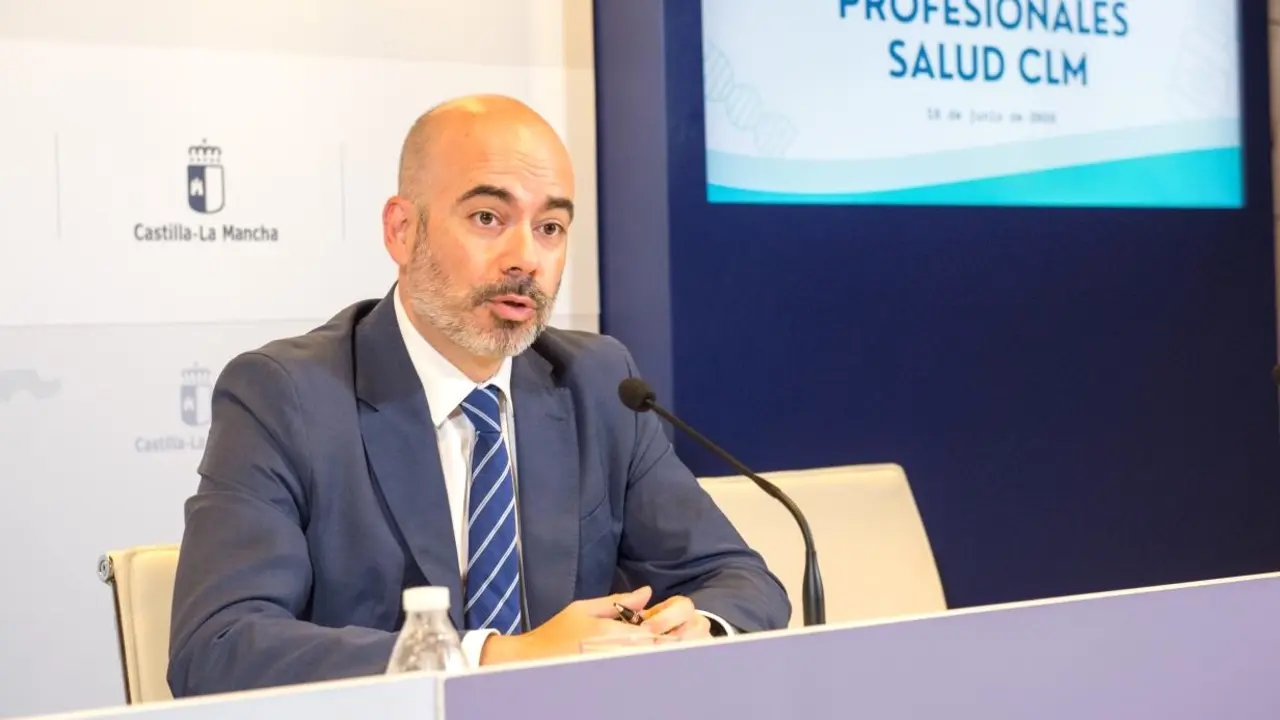 El director general de Recursos Humanos del Servicio de Salud de Castilla-La Mancha (Sescam), Íñigo Cortázar, ha presentado la estrategia de la región de cara al diseño de las plantillas de verano