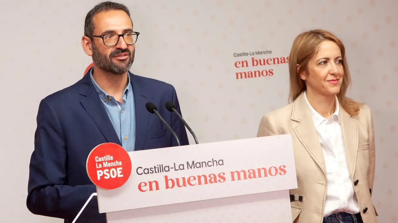 El secretario de Organización del PSOE de Castilla-La Mancha, Sergio Gutiérrez, junto a la eurodiputada electa, Cristina Maestre, durante la rueda de prensa que han ofrecido en Toledo