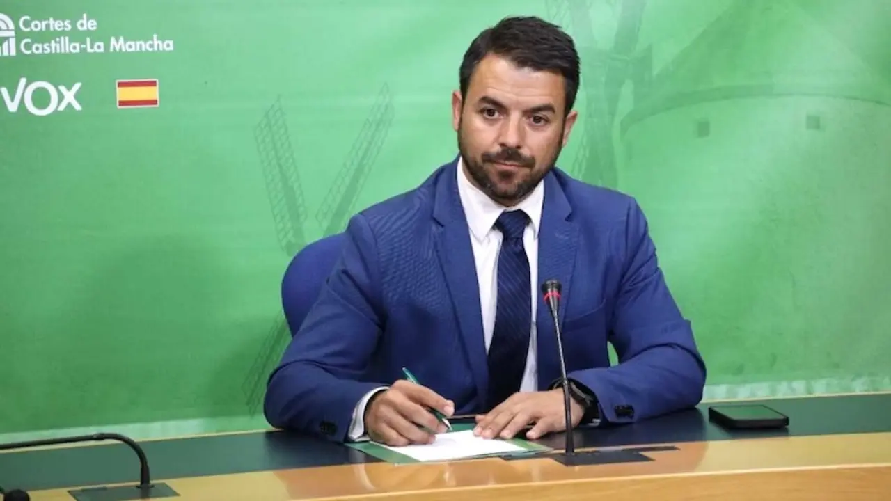 El portavoz de Vox en las Cortes de Castilla-La Mancha, Iván Sánchez, durante la rueda de prensa que ha ofrecido en el Parlamento