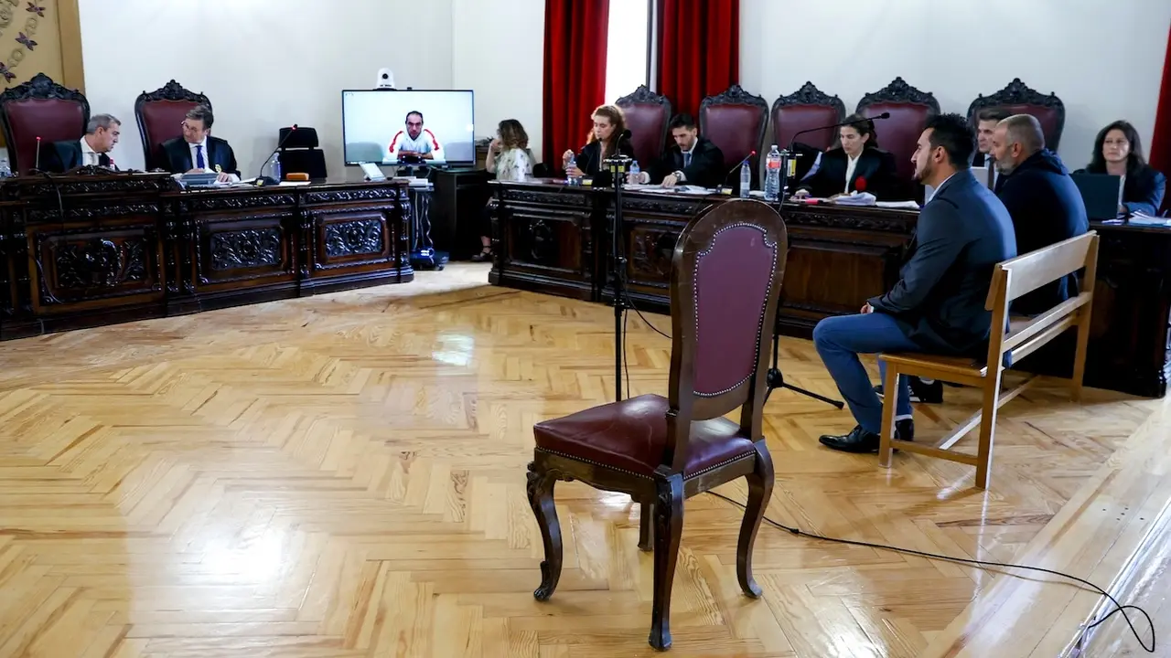 Juicio con tribunal del jurado contra tres acusados, uno de ellos por homicidio con una katana en un bar de Miguel Esteban (Toledo) en 2020 y los otros por tentativa de homicidio y encubrimiento - EFE/Ismael Herrero