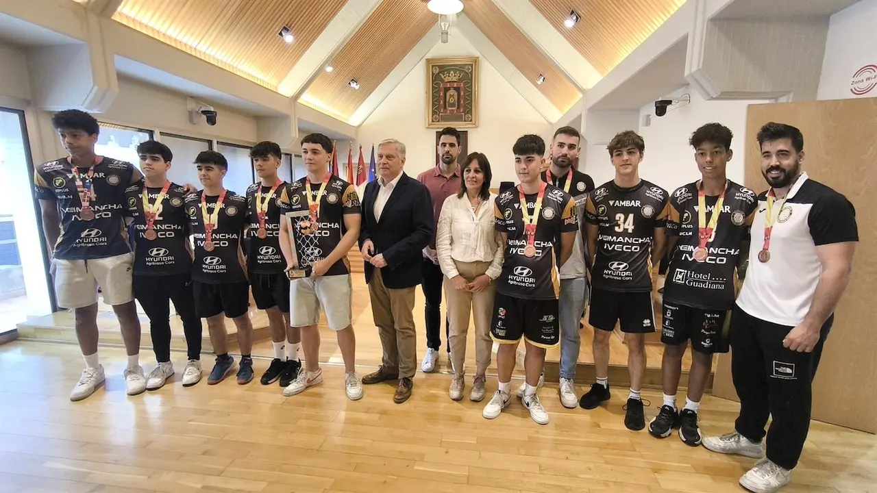 El BM Alarcos juvenil, recibido en el Ayuntamiento de Ciudad Real por su bronce nacional