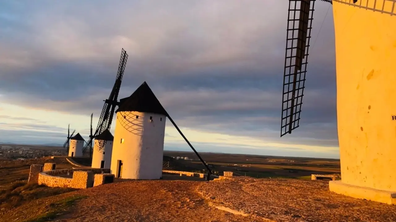 El 'Tren del Quijote' circulará este sábado de Madrid a Alcázar de San Juan (Ciudad Real). En la imagen los populares Molinos de Viento de la localidad ciudadrealeña