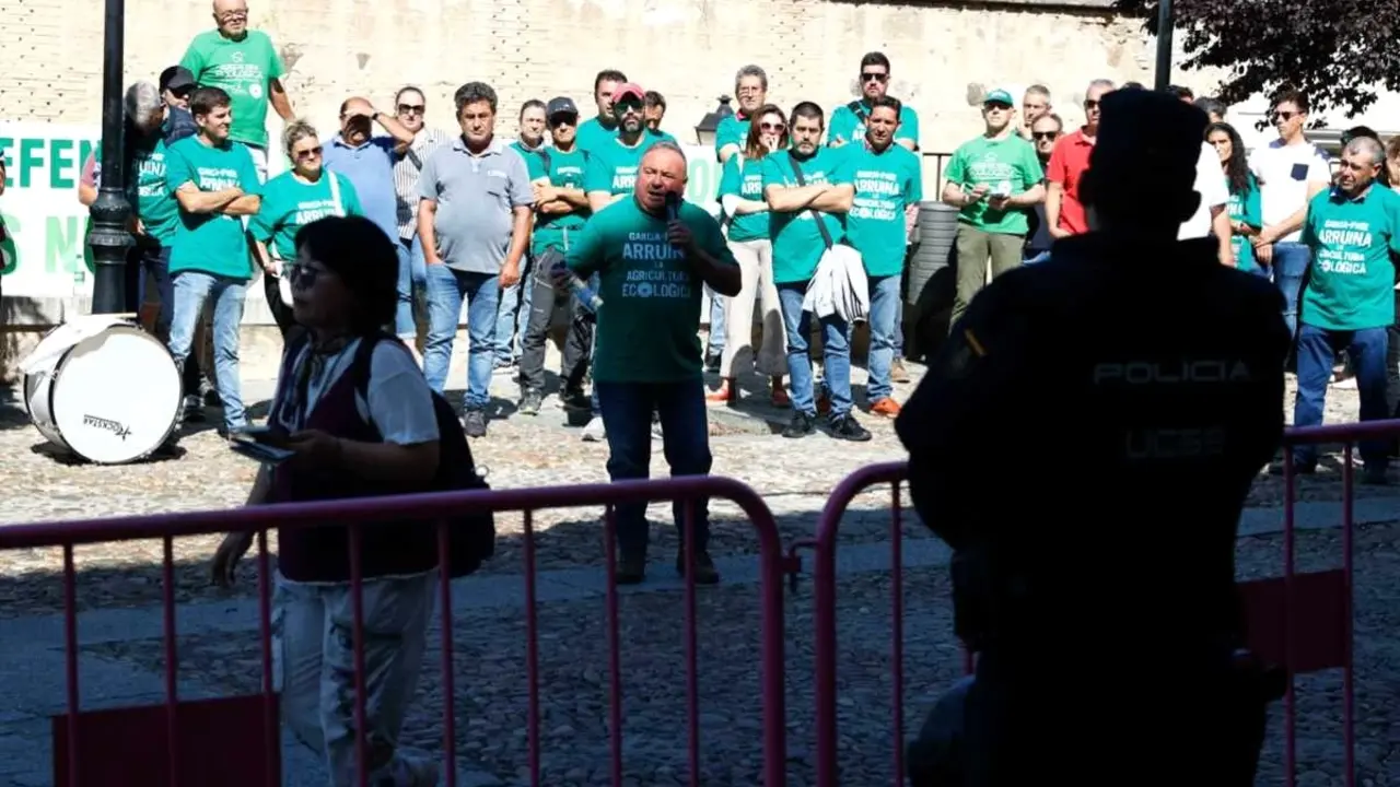 Asistentes a la tractorada convocada por la Unión de Uniones de Castilla-La Mancha, este martes ante el Palacio de Fuensalida de Toledo - EFE/Ismael Herrero
