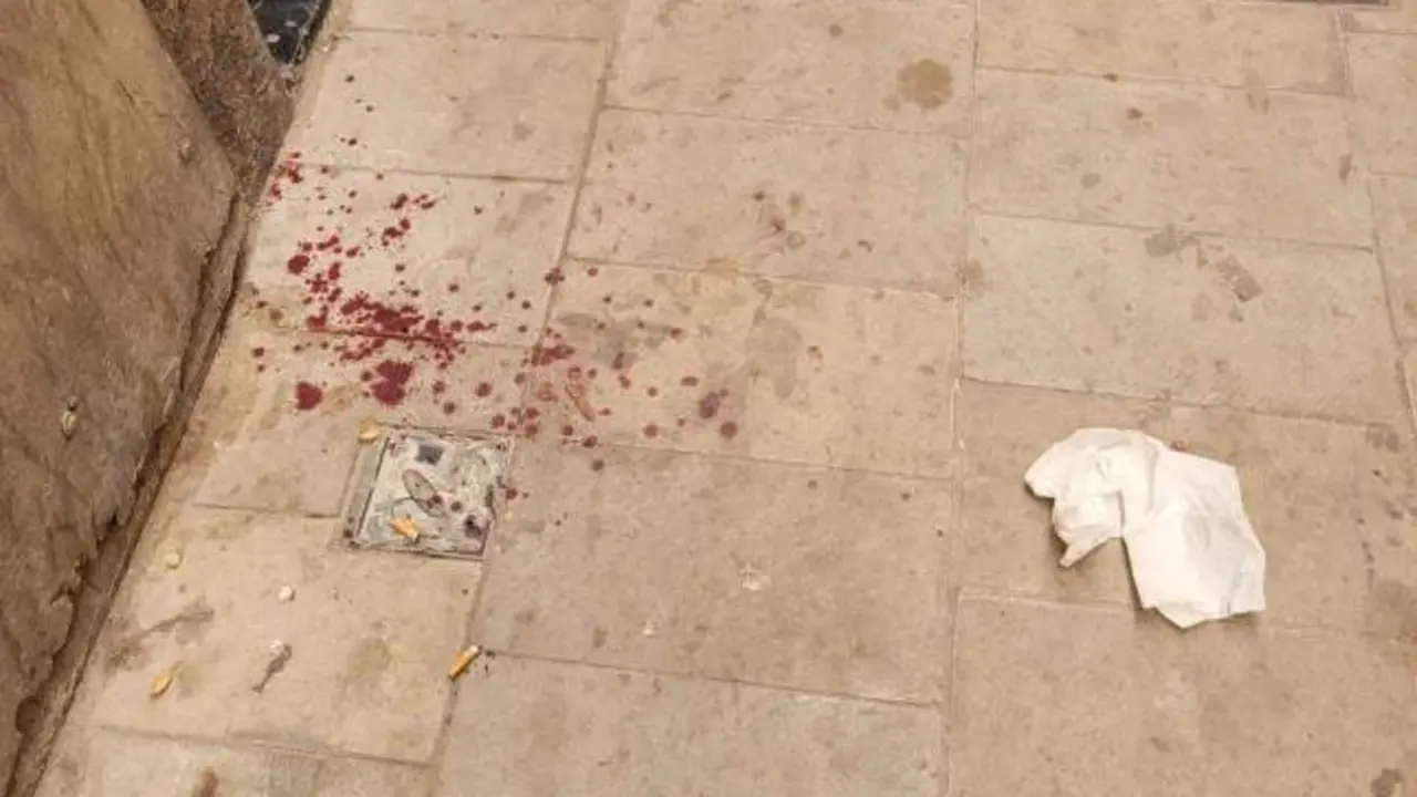 Un atraco muy violento acaba con una chica apuñalada en plena calle: está crítica