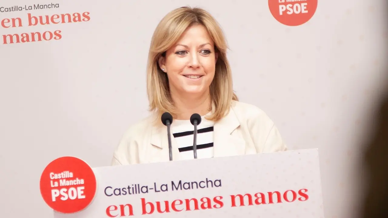 La portavoz del PSOE en las Cortes de Castilla-La Mancha, Ana Isabel Abengózar, durante la rueda de prensa que ha ofrecido en la sede de los socialistas en Toledo