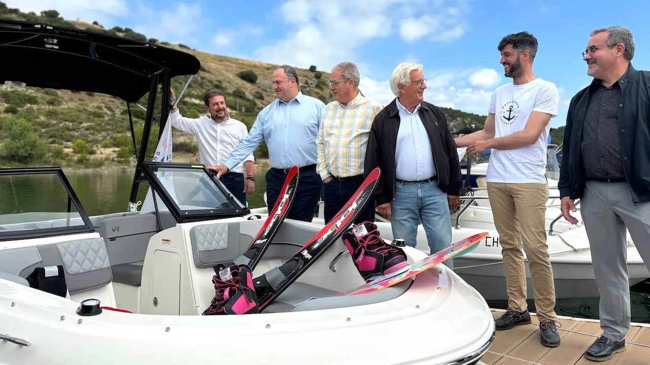 El consejero de Agricultura, Ganadería y Desarrollo Rural, Julián Martínez Lizán, ha visitado dos proyectos de desarrollo rural en la localidad de Sacedón (Guadalajara)