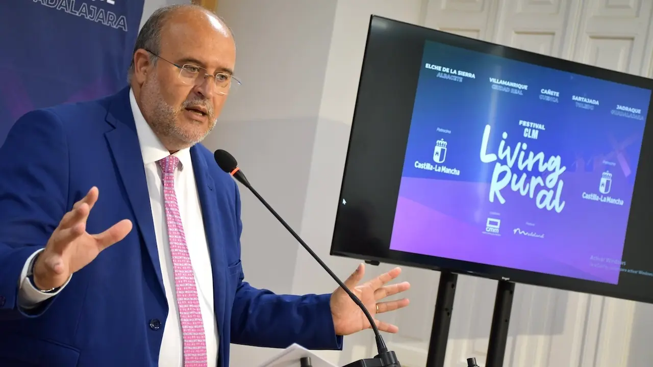 El vicepresidente primero del Gobierno de Castilla-La Mancha, José Luis Martínez Guijarro, durante su intervención en la presentación del Festival 'Living Rural' en Cuenca